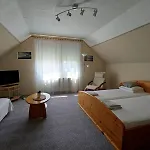 Gyoengy-haz Balaton, Oenallo Nyaralo Semesterbostad Szolosgyorok