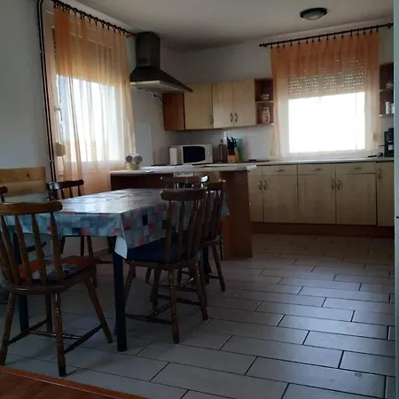 Holiday home Gyoengy-haz Balaton, Oenallo Nyaralo *