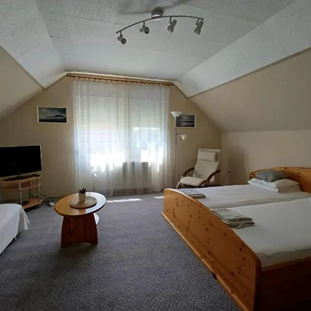 Gyöngy-ház Balaton, önálló Сasa de vacaciones Szolosgyorok